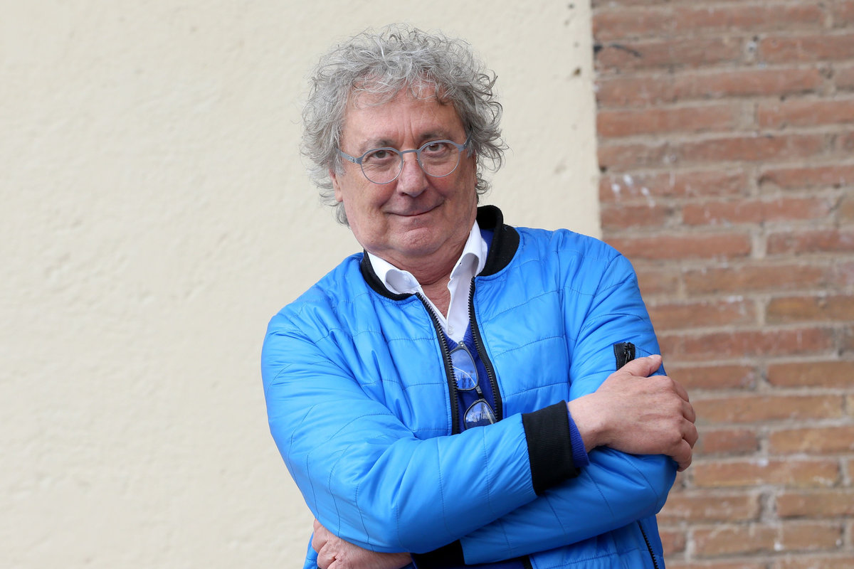il conduttore Enzo Iacchetti con una giacca azzurra
