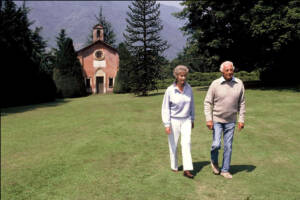 Gianni Agnelli e Marella Agnelli a Torino camminano sul prato verde