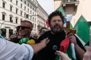 Mario Adinolfi durante una manifestazione a Roma
