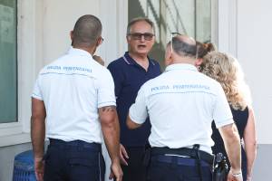 Mario Roggero in carcere con due uomini della polizia penitenziaria