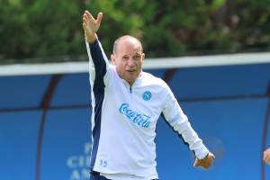 Massimiliano Allegri dà indicazioni durante un allenamento con il Napoli con la mano destra alzata