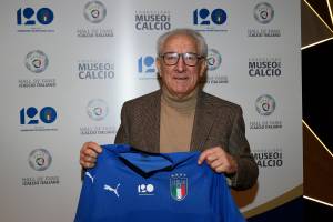 l'allenatore Osvaldo Bagnoli con la maglia celebrativa della Nazionale italiana