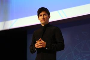 il fondatore di Telegram Pavel Durov in un outift nero ad un evento