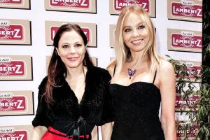 Ornella Muti e Naike Rivelli sorridono ad un evento
