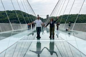Ragazzi che passeggiano su un ponte