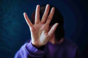 una donna alza la mano per fermare la violenza nei suoi confronti