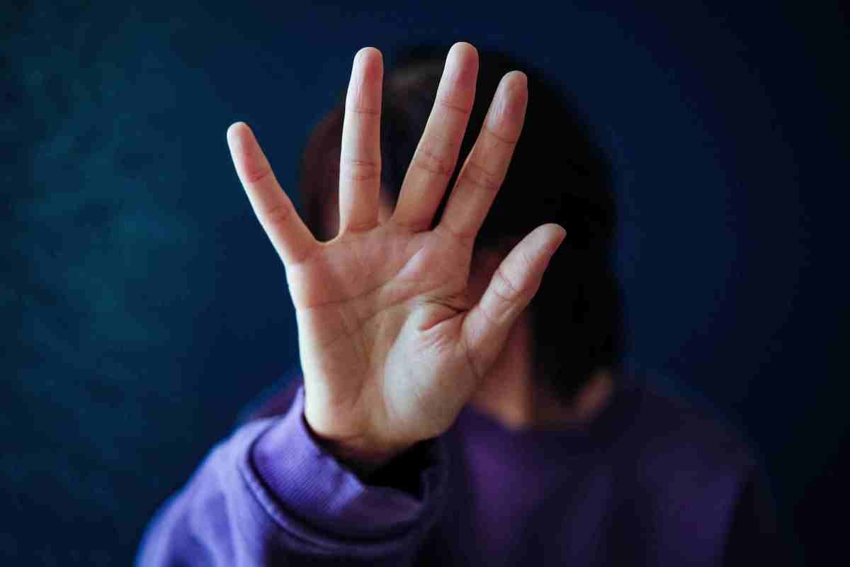 una donna alza la mano per fermare la violenza nei suoi confronti