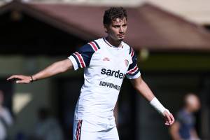 l'attaccante Sebastiano Esposito con la maglia del Cagliari