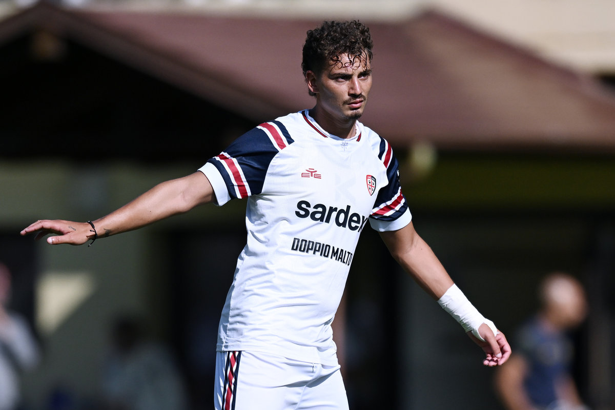 l'attaccante Sebastiano Esposito con la maglia del Cagliari